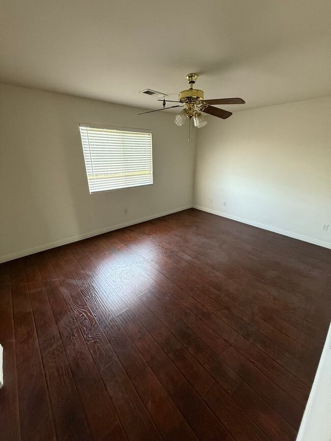Building Photo - Spacious Single Family Home in Bakersfield...