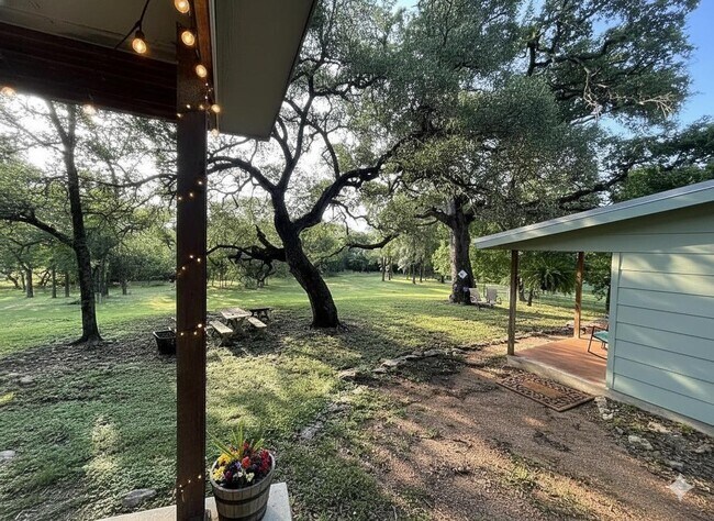 Building Photo - 601B Live Oak Street