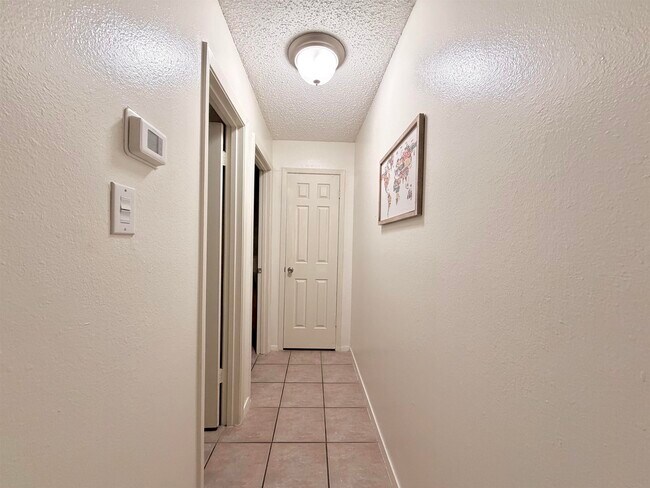 Building Photo - 200 Martingale