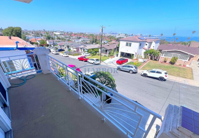 Building Photo - 3507 S Kerckhoff Ave