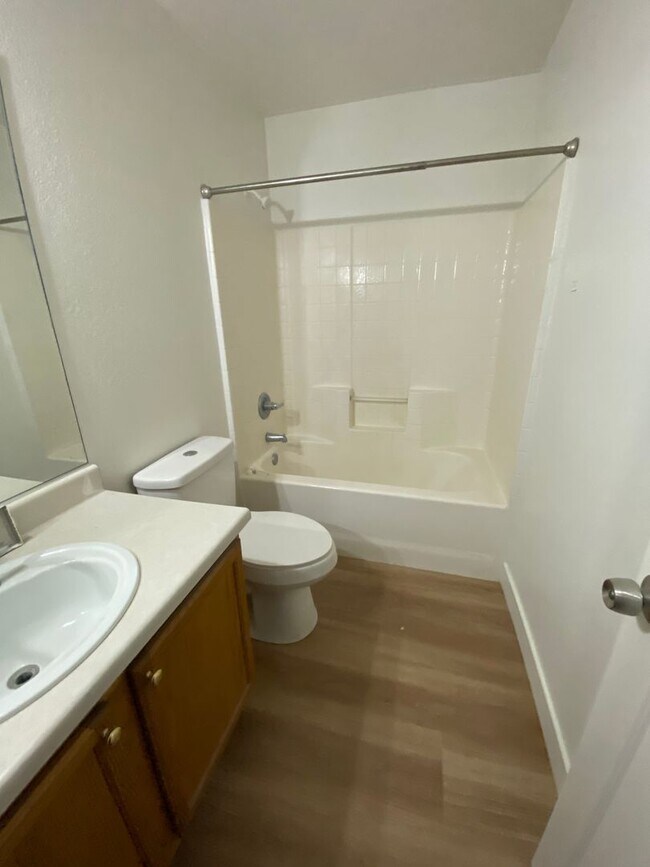 Building Photo - 4 Bed/2.5 Bath - Remodeled