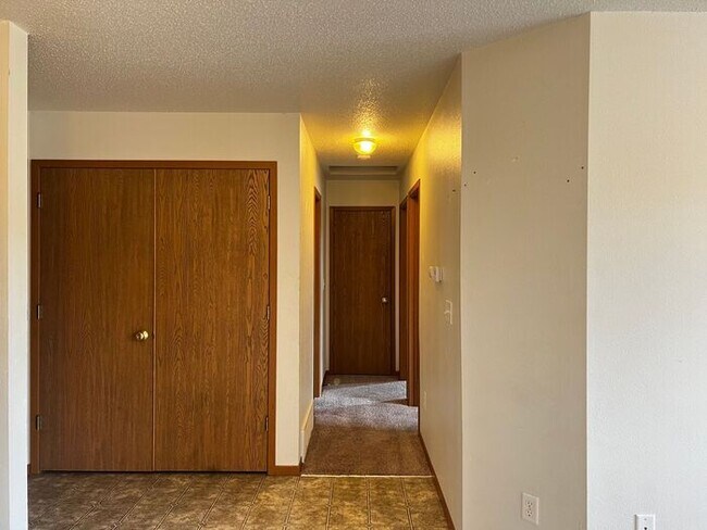 Building Photo - $825 | 2 Bedroom, 1 Bathroom Apartment | N...