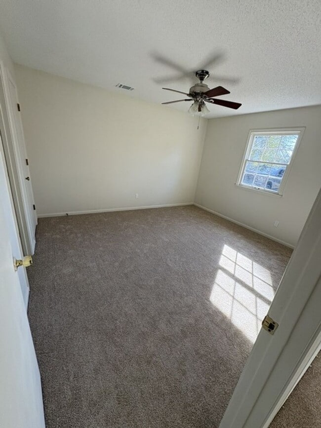 Building Photo - 11 Brookfield Dr