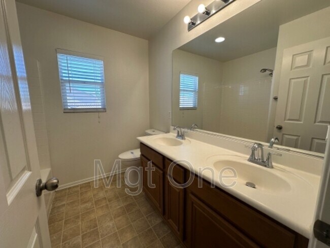 Building Photo - 1242 English Oak Way
