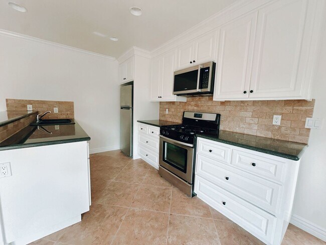 Building Photo - Adorable, Upgraded, 3 Bed/2 Bath duplex, F...