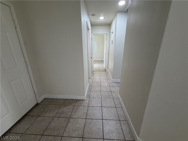 Building Photo - 513 Lava Beds Way
