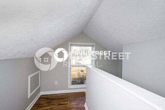 Building Photo - 3 Bedroom Pet-Friendly Home in Louisville, KY with Main Street Renewal