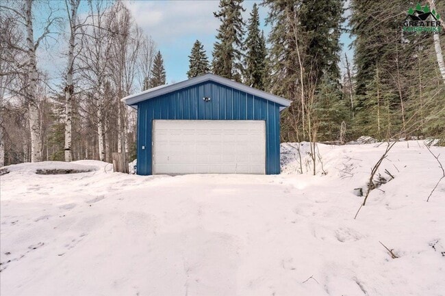 Building Photo - Large 3 bedroom 2 bath 2 car garage with s...
