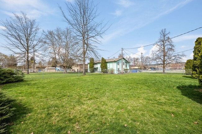 Building Photo - Newly Remodeled Mission Park Apartment!