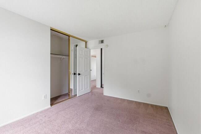 Building Photo - 5923 Burgundy Ave