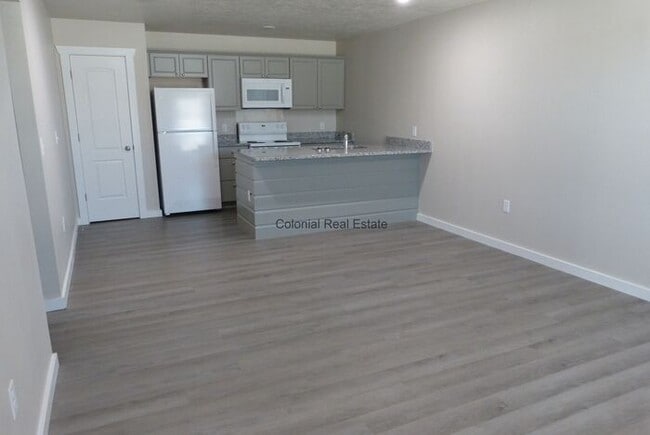 Building Photo - 2 Bedroom 2 Bathroom