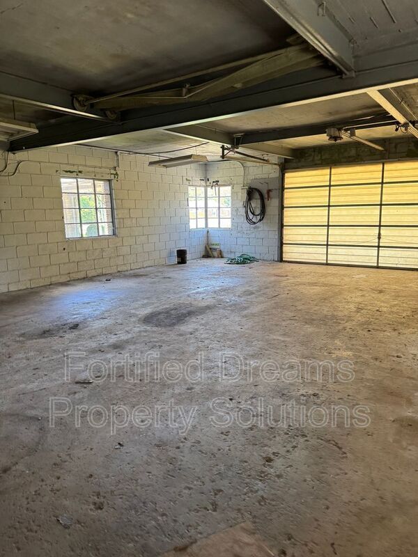 Building Photo - 633 S Greensboro St