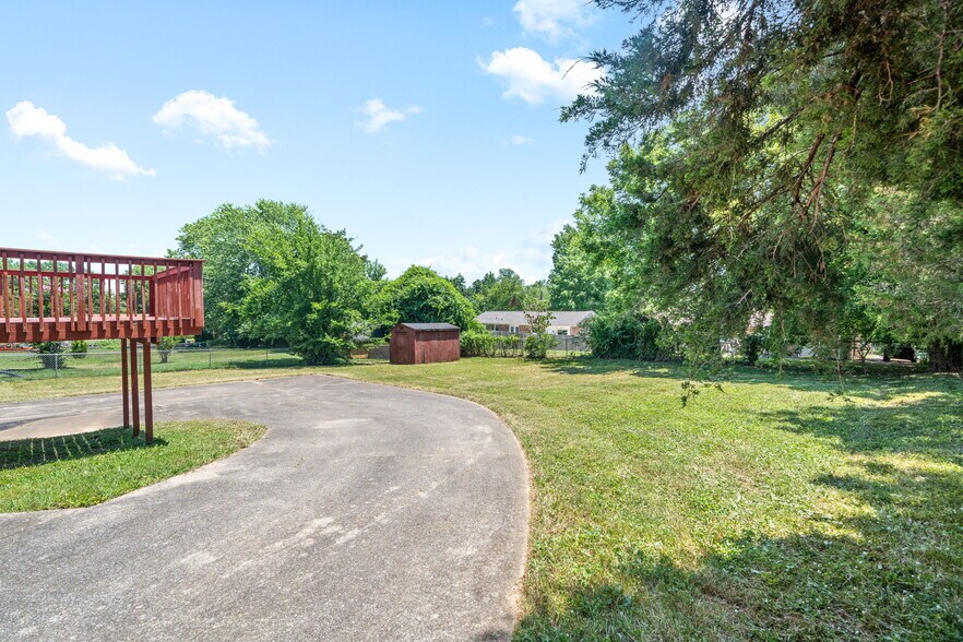 Building Photo - 208 Aster Dr
