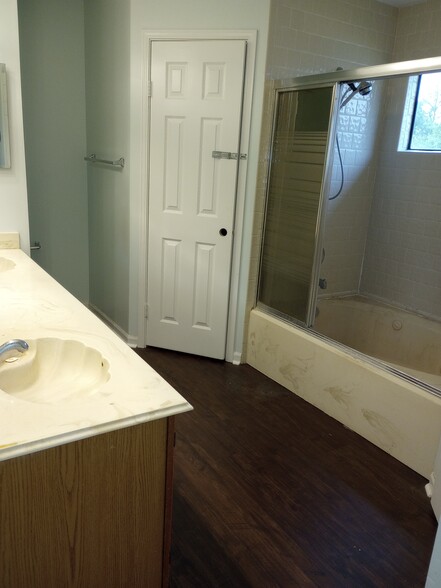 Master bath - 15235 Kelbrook Dr