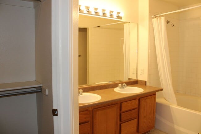 Building Photo - Lovely Two Bedroom Condo in Greeley
