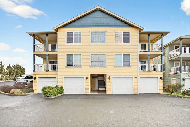 Building Photo - Spacious 2 Bedroom, 2 bath 2nd Floor Apartment