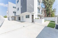 Building Photo - 6843 Haskell Ave