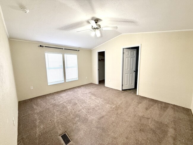 Building Photo - 291 Golden Dr