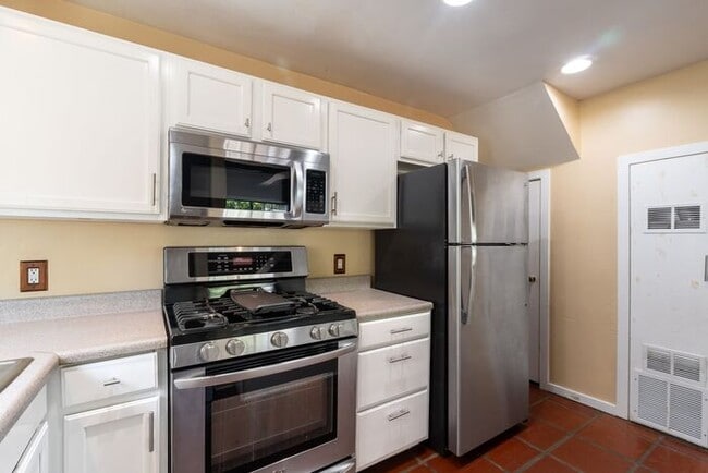 Building Photo - Pacific Grove Coastal Cottage – 2 Bedroom