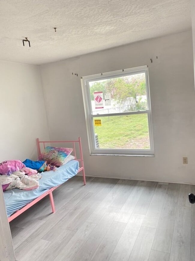 Building Photo - Spacious 3BR with bonus office space