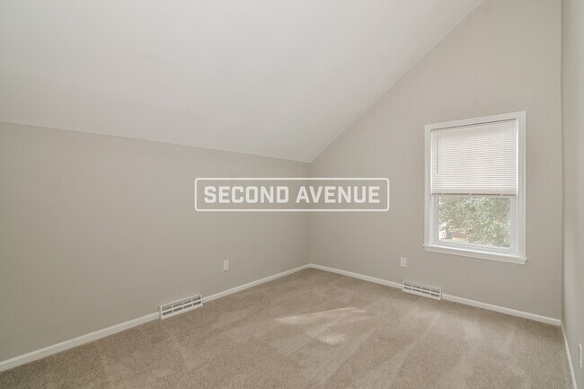Building Photo - 1804 NE Gatewood Dr