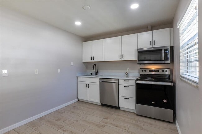 Building Photo - 6521 S Englewood Ave