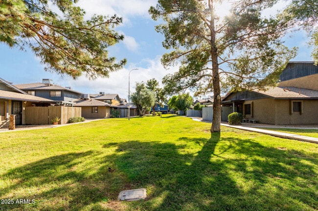 Building Photo - 286 W Palomino Dr