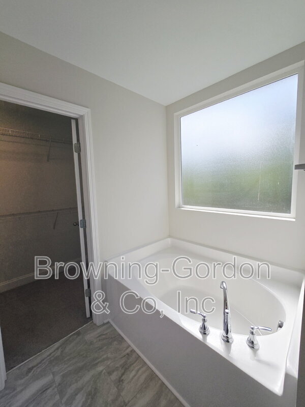 Building Photo - 554 Oakvale Ln