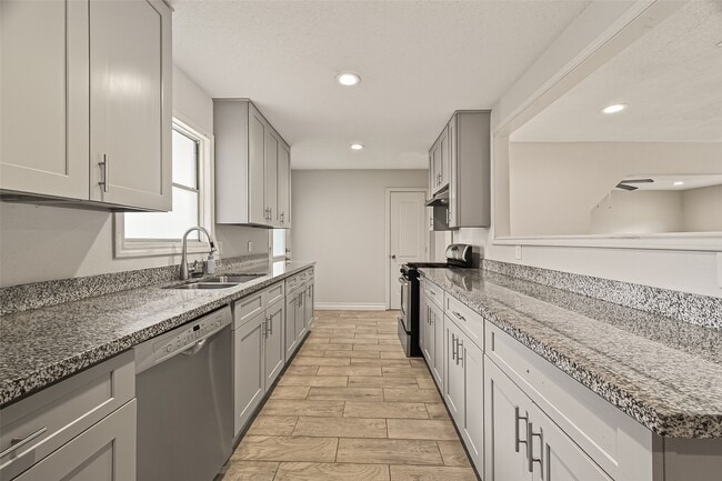 Building Photo - 3214 Longwood Dr