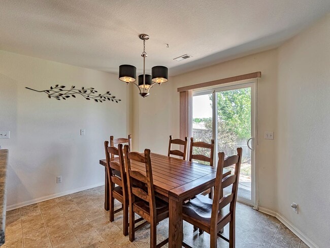 Building Photo - Spacious 3 Bedroom 2 1/2 Bath in Castle Rock!