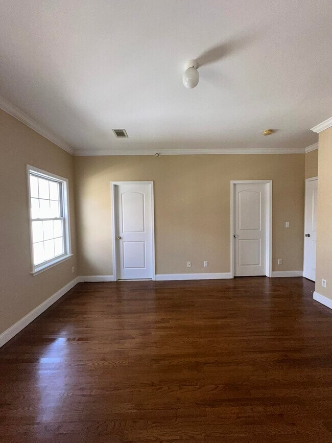 Building Photo - 272 St Pauls Ave