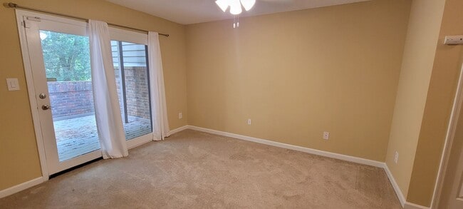 Building Photo - 2 Bed/ 2.5 Bath Townhouse