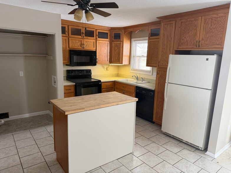 Kitchen - 2325 Palladio Ave