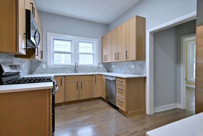 Building Photo - 6424 Sinclair Ave