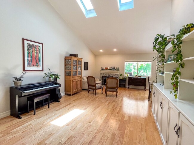Building Photo - Beautiful 4-bedroom, 2-bathroom Newbury Pa...