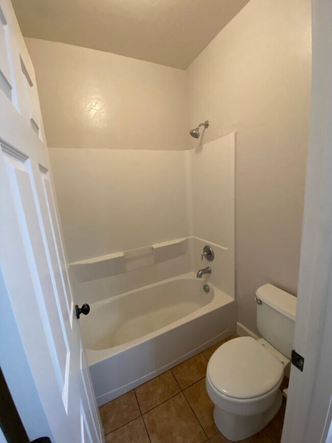 Building Photo - NW Visalia Home Rent Ready! !