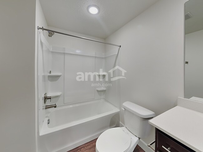 Building Photo - 4370 N Poplar St