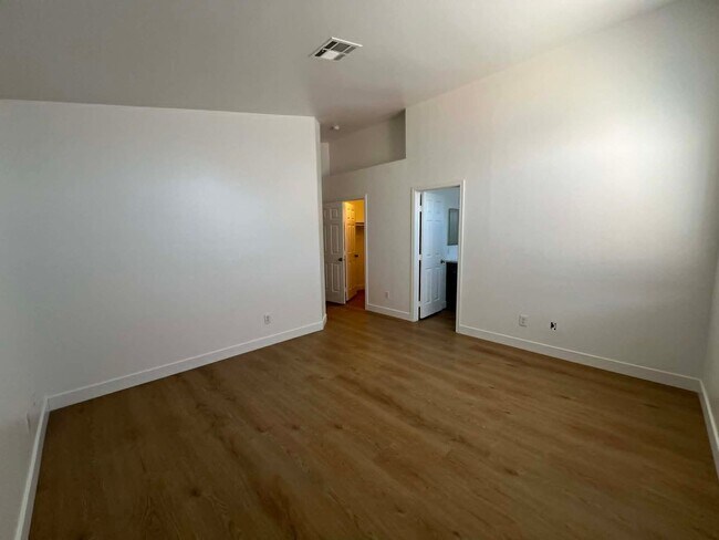 Building Photo - Single Story- Cute as a Button