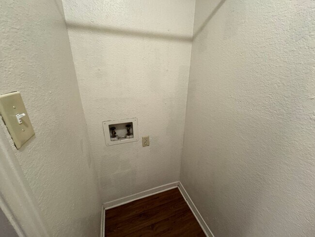 Building Photo - Cute duplex unit in NRH