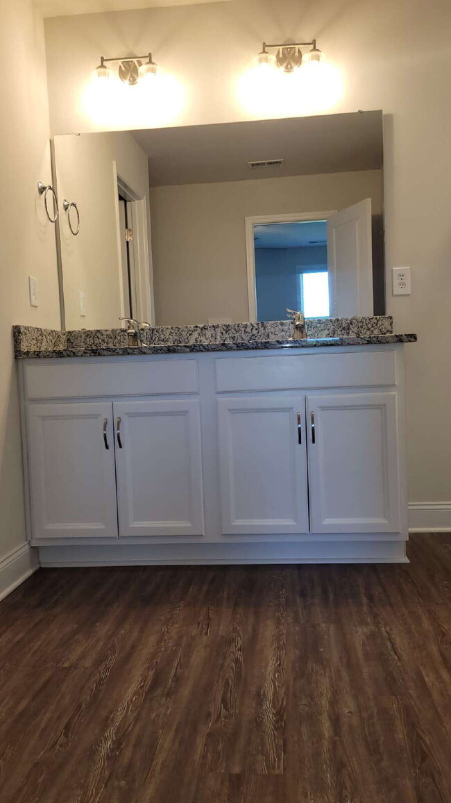 Building Photo - "Spacious 4-Bedroom Retreat with Modern Gr...