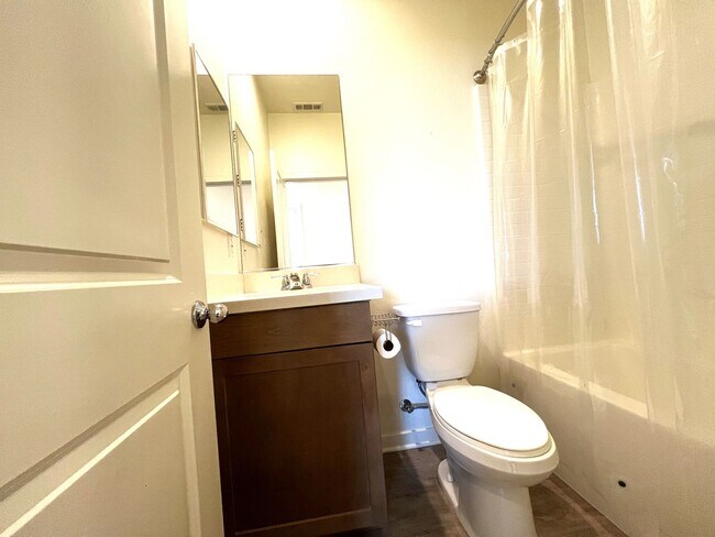 Building Photo - Beautiful 2 Bedroom, 2.5 Baths Townhome in...