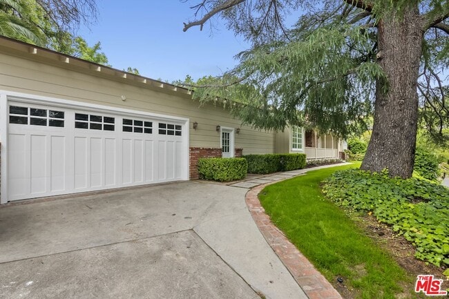 Building Photo - 18080 Karen Dr