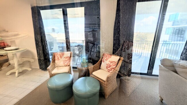 Building Photo - Annual UNfurnished Siesta Key Gulf front 2/2 condo with water views!