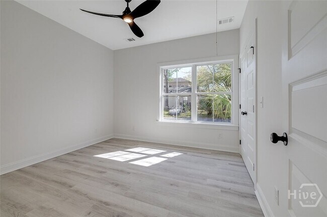 Building Photo - 1619 Le Grand St