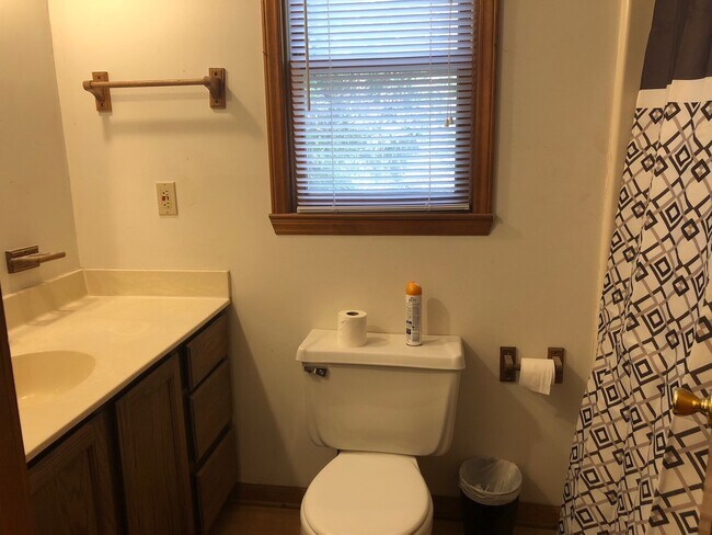 Building Photo - **SCHOOL YEAR RENTAL-TWO STUDENT MAX** AVAILABLE MID-AUGUST TO MID-MAY