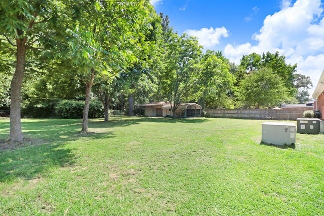Building Photo - 302 Cedar Rd