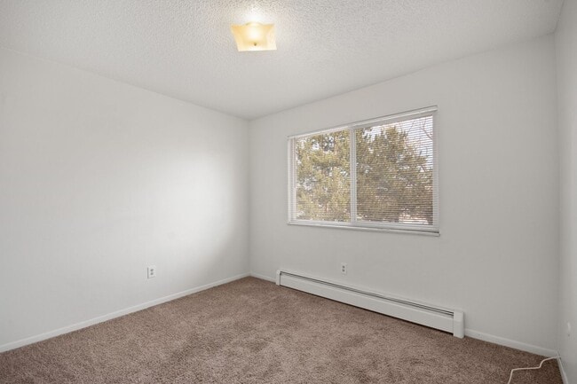 Building Photo - Bright Townhome in Lakewood!