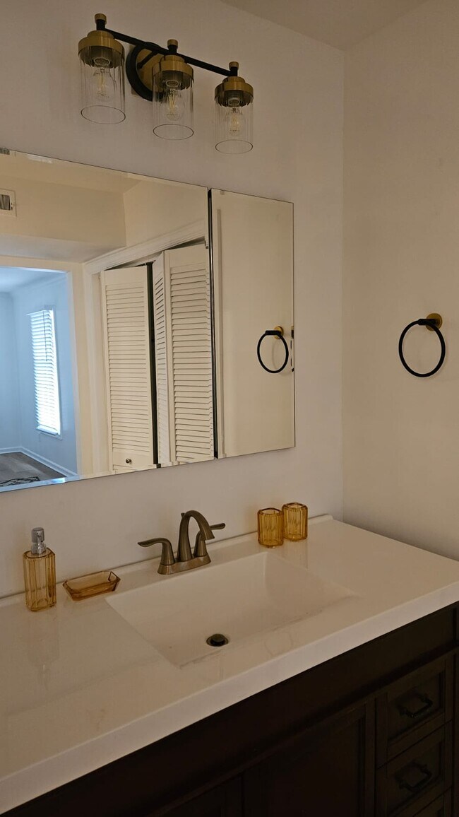 Building Photo - 3107 Colonial Way