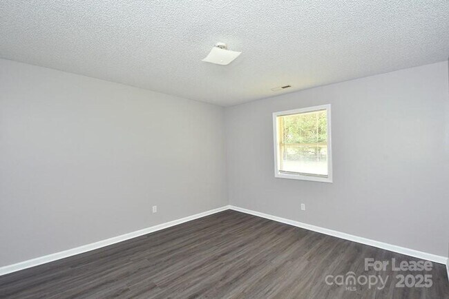 Building Photo - 150 Glen Gar Drive Professionally Managed ...