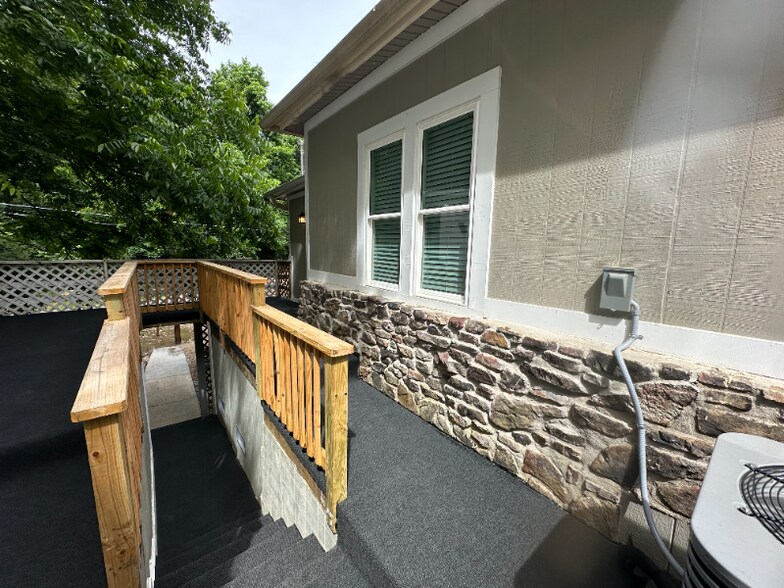 Building Photo - 265 Glade St